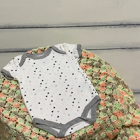 NWOT KIDGETS s/s onesie. - Picture 2 of 5